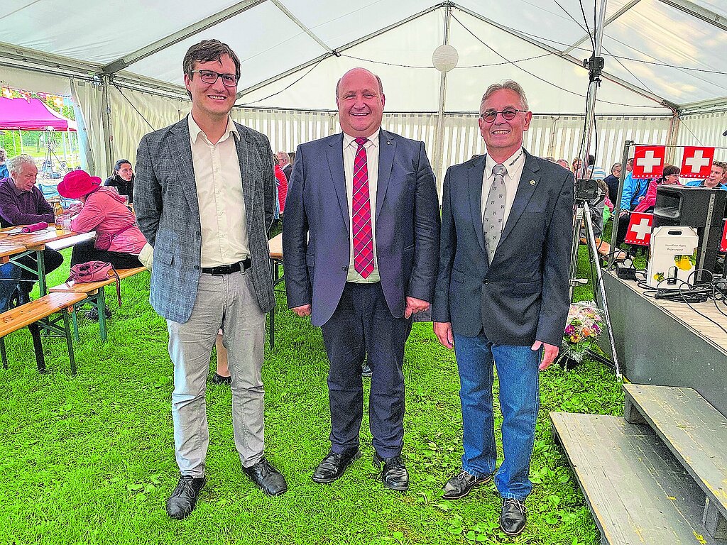 Feierten im Dornacher Festzelt (v. l.): Gemeindepräsident Daniel Urech (FWD), Regierungsrat Peter Hodel (FDP) – beide frisch in ihrem Amt – und Statthalter Daniel Müller (FDP).
