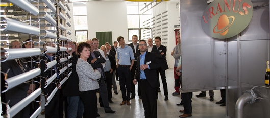 Taufpatin: Esther Gassler (l.) taufte Uranus, die neue Oberflächenbeschichtungsanlage der Stebler Blech AG, welche Roger Kämpfer (Mitte) den Besucherinnen und Besuchern erklärte. Fotos: Martin Staub Podium: (v.l.) Peter Dietrich, Direktor Swissmen; Raimund Baumgartner, CEO CWA Constructions SA; Esther Gassler, Regierungsrätin; Franz Huber, Konzernleitungsmitglied Post CH; André Seiler, CEO Stebler Blech AG; Moderator Thomas Kübler. 