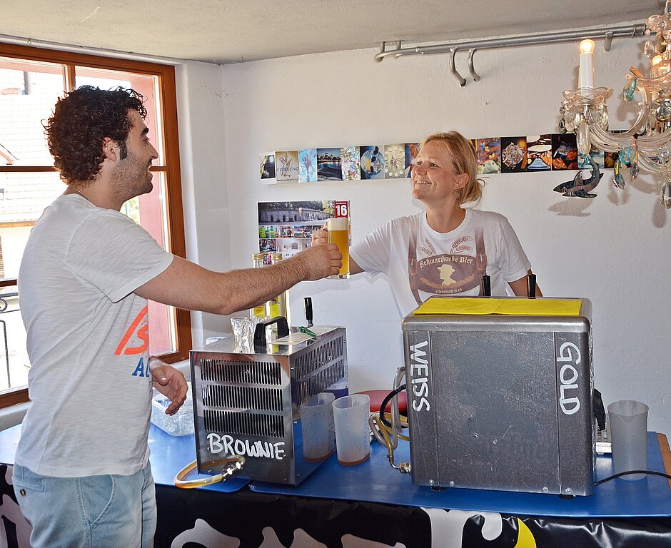 Ein Prost aus zarter Hand in Nuglar: Sarah empfiehlt zum heissen Brauerei-Samstag das blonde Schwarzbuebe-Sommerbier.
