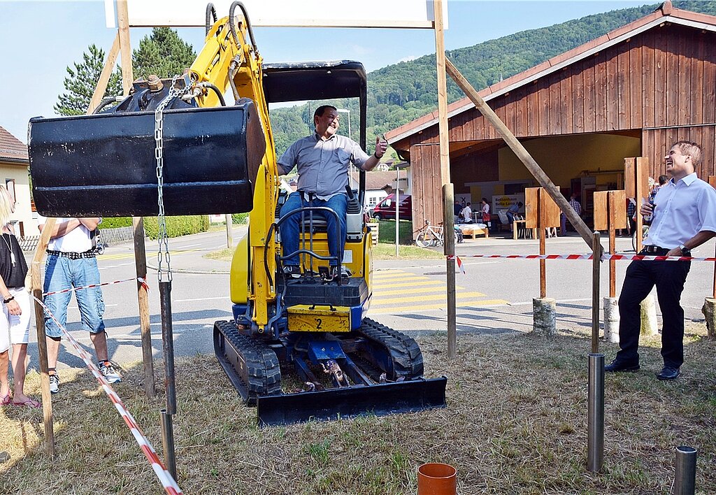 Zielsicher: Gewerbeverbands-Vizepräsident Martin Vogel (auf Bagger) zeigt Wirtschaftsförderer Thomas Boillat (r.) die fehlenden Millimeter, um einzulochen. Und die schafft er. Fotos: Roland Bürki
