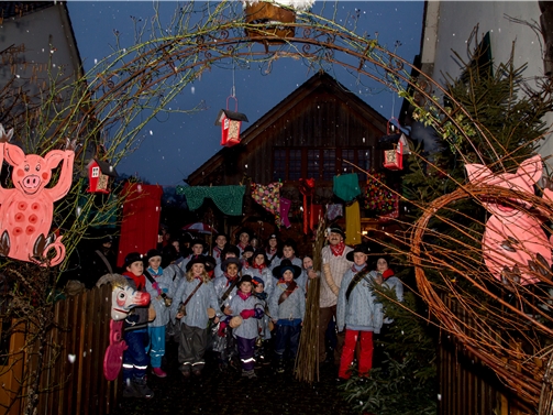 Fertig ausgerüstet: Die Kinder vor dem Abmarsch im Garten des Hauses Gschwind.
