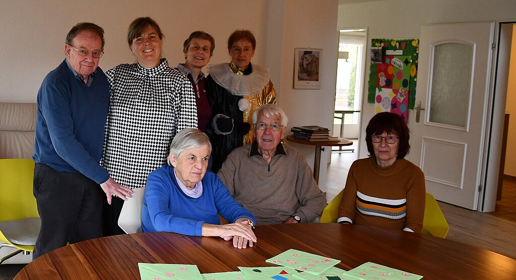 <em>Zusammenhalt: </em>Das Gemeinschaftsgefühl und gemeinsame Aktivitäten machen aus der Tagesstätte eine Wohlfühloase Leiterin Mirjam Schnyder und Betreuerin Christine Brunner mit ihren Gästen<em>. Fotos: Bea Asper</em>
