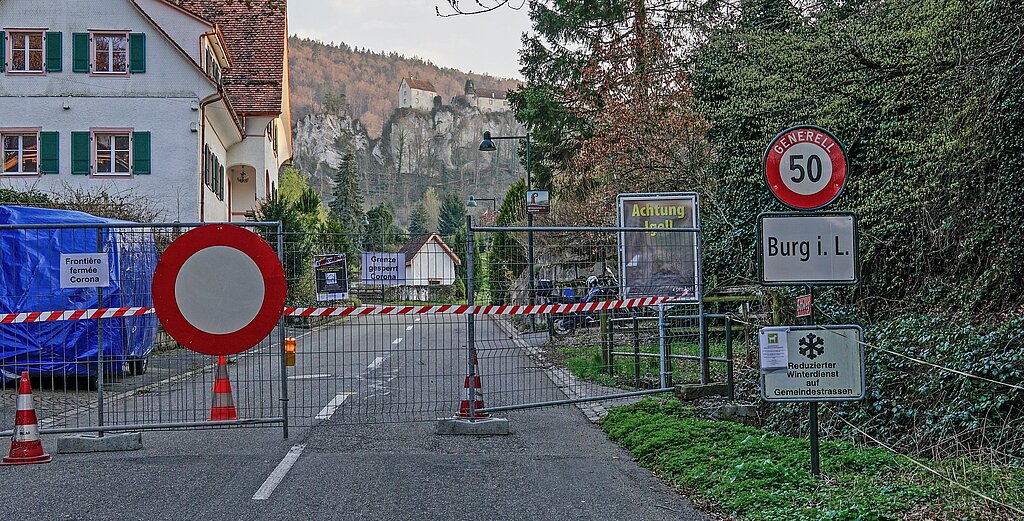 <em>Gesperrt, fermé: </em>Die Barrikaden der Grenzwache haben – abgesehen von der eindeutigen Vorschrift – auch eine eigentümliche und ungewohnte Ästhetik. Das Verbotsschild wirkt wie eine stilisierte Sonnenkorona, von der das Virus seinen Namen erhalten hat. Foto: Edmondo Savoldelli
