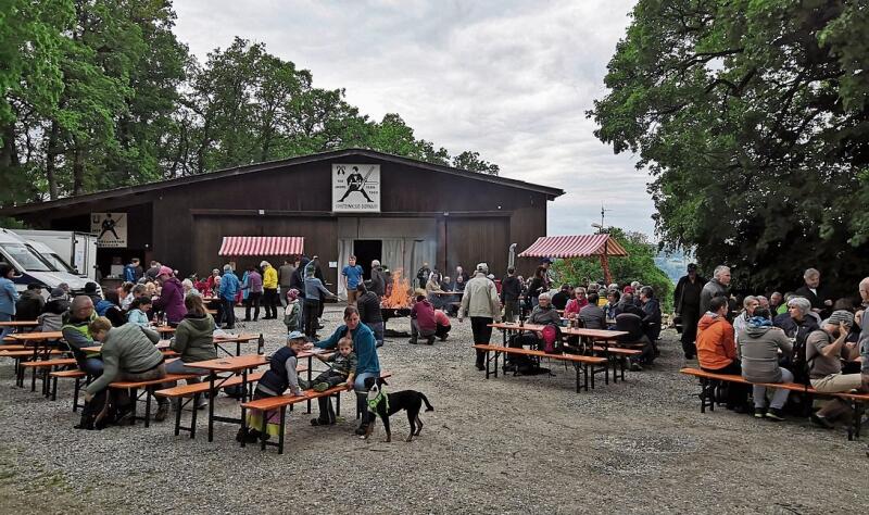 Dornach: Wie jedes Jahr standen in Dornach am Banntag drei Routen zur Verfügung, die rege genutzt wurden. Beim Schlosshof empfing und bewirtete der Musikverein Concordia alle herzlich. Für die Kinder war das Spielmobil der Jugendarbeit vor Ort, und es gab einen Schätzwettbewerb. Dieses Jahr wurde die grosse Feuerschale nicht nur fürs Klöpferbräteln benutzt, sondern so manch einer versuchte sich etwas aufzuwärmen. 
         
         
            Foto: ZVG; Text: Barbara Voegtli