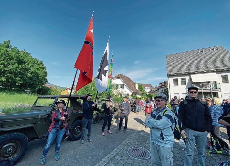 Aesch: Die Ganztagesrotte besammelte sich wie jedes Jahr um 9 Uhr auf dem Mühli-Platz. Nach einer kurzen Ansprache wurden die Banntägler von den Tagwachbläsern begrüsst. 
Dann ging der Marsch los in Richtung Klus, Pfeffinger Grenze, am Angensteinerschloss vorbei zur Rudolf Steiner Schule, wo es den ersten Znünihalt gab. Beim Schlatthof wartete die Banntagsküchencrew mit einer perfekten Suppe mit Spatz auf die Aescher. Nach dem letzten Wanderabschnitt konnte man auf den Klusböden noch bis in den späten Abend gesellig beieinandersitzen. Foto: Bürgergemeinde Aesch; TExt: Alexa Küng