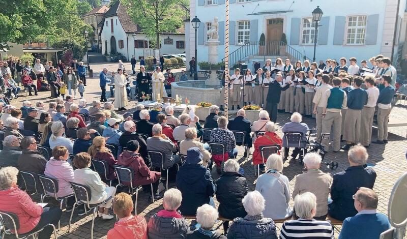 Arlesheim: Bei wunderbarem Frühlingswetter fanden sich am Donnerstagmorgen zahlreiche Kirchgängerinnen und Kirchgänger zum ökumenischen Gottesdienst auf dem Dorfplatz ein; dieser wurde festlich umrahmt von der Musikgesellschaft Arlesheim sowie einem Chor des Chorfestivals. Im Anschluss an den Gottesdienst führte die Banntagsrotte über den Rehliplatz zum Pulverhüsli, wo der Musikverein Arlesheim zu Speis, Trank und Konzert lud.
         
         
            Foto/Text: Veronika Käch Moll