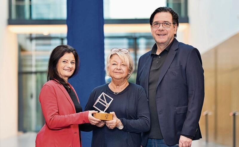 Internationale Auszeichnung: Das Kernteam des Musicals bestehend aus Brigitte Eble (l.), Irene Endress und Edgar P. Lehmann, Inhaber der Plan B Entertainment GmbH (r.), mit dem BrandEX Award. Foto: Marc Gilgen / ZVG