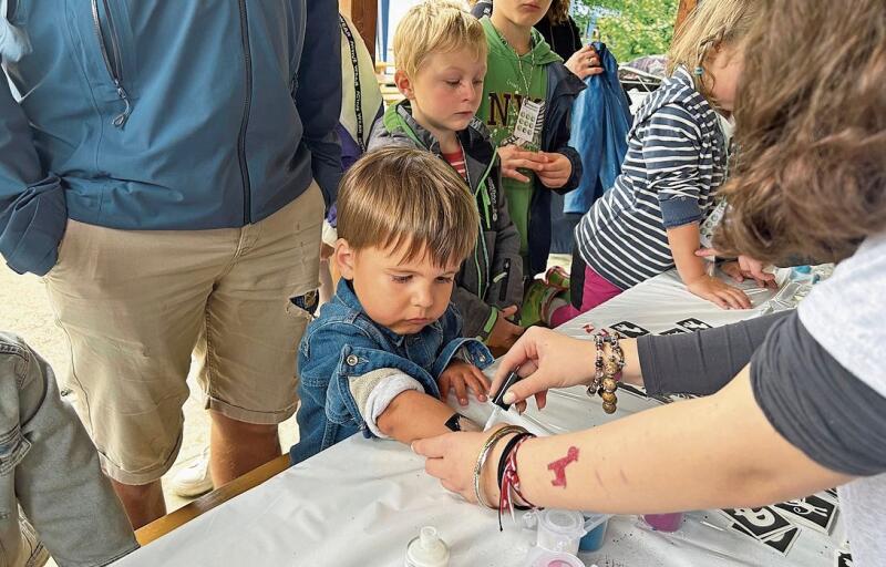 In Farbe verewigt: Gerade kleine Kinder liessen sich gerne ihr Lieblingstier auf den Körper malen.