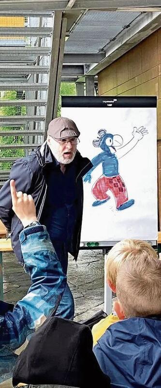 So geht Globi: Daniel Frick zeichnet die blaue Figur.Foto: ZVG