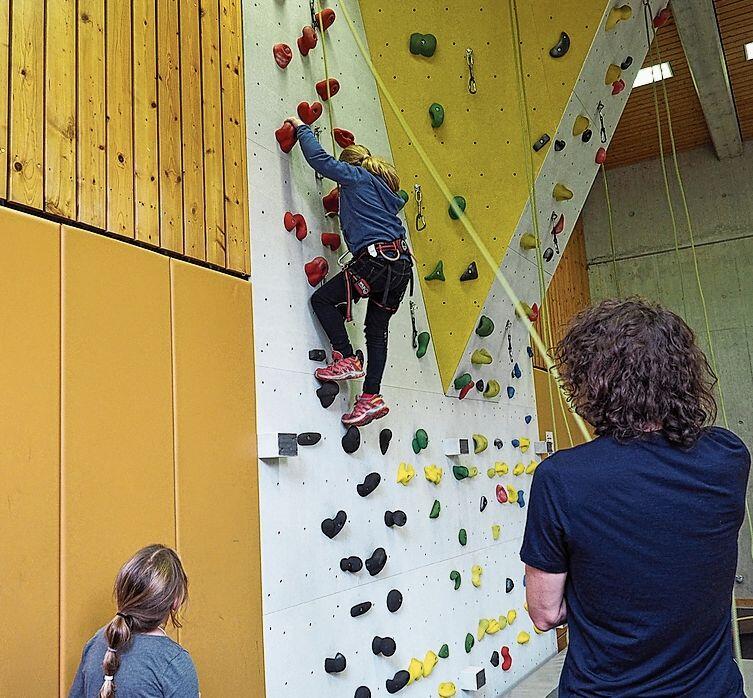 Hoch hinaus: An der Herbstmesse ist die Kletterwand eines von vielen Highlights.