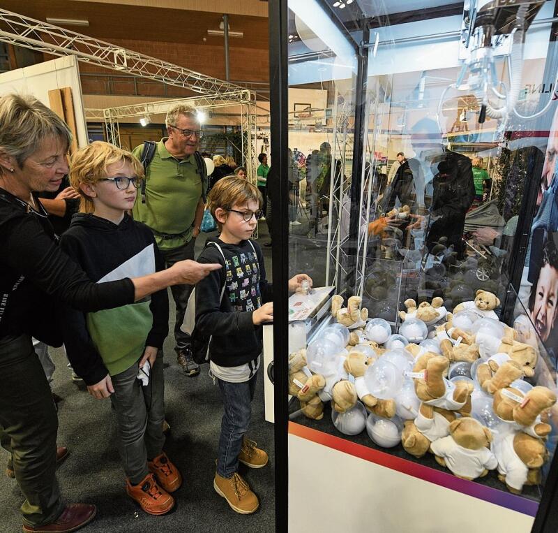 Bärchenfischen: Am Greifautomaten der Intergga waren Fingerspitzengefühl 
und Geduld gefragt. Foto: Juri Junkov