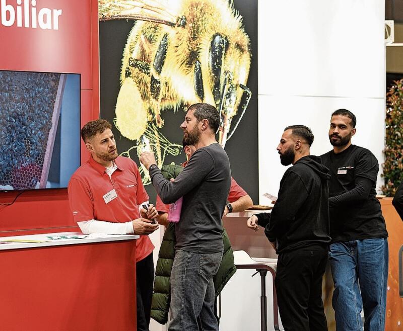 Austausch: An diesem Stand wurde intensiv diskutiert. Foto: Juri Junkov