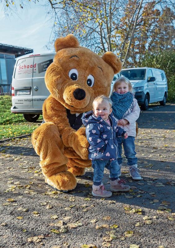 Flauschiges Maskottchen: Der «Rämsybär» von Ramseyer Elektro begeisterte 
die kleinsten Gäste. Foto: Claudia Schreiber