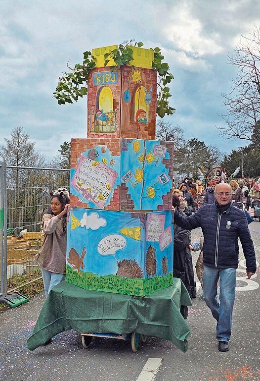 Farbenfroh: Auch mehrere Wägen waren
am Umzug zu sehen.