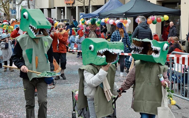 Die Krokodile sind unterwegs: Statt Bisse gibt’s hier aber Dääfeli 
und kleine Geschenke.