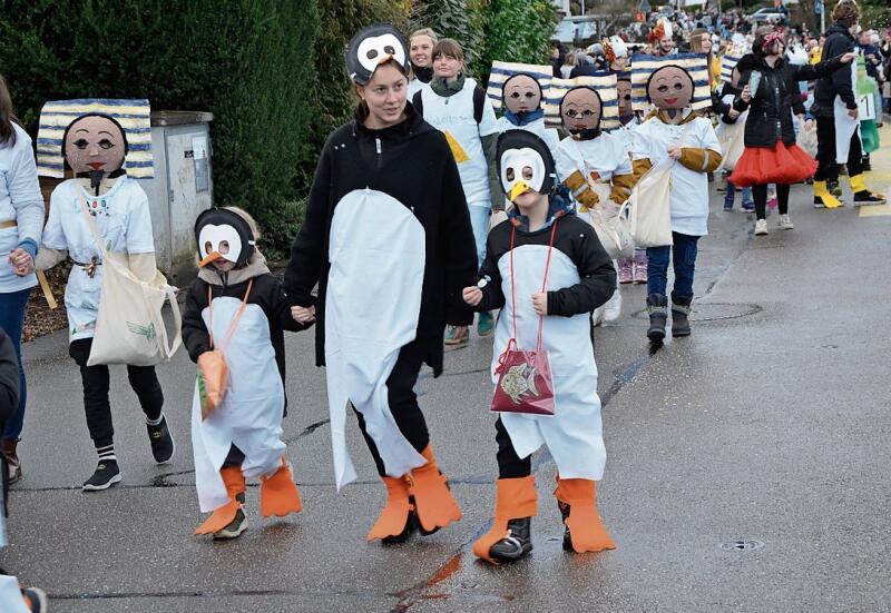 Watscheln zu den Märschen: Die beiden kleinen Pinguine verteilen emsig Süssigkeiten.