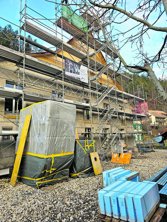 Baustelle: Noch ist die Alte Mühle hinter einem Baugerüst versteckt. Im Sommer sollen das Haus und seine Nebengebäude in neuem Glanz erstrahlen. 
         
         
            Fotos: Melanie Brêchet